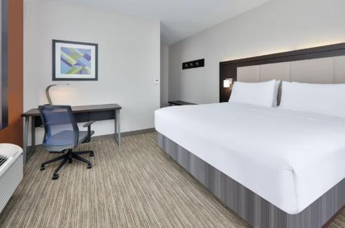 Holiday Inn Express & Suites Dallas - Duncanville, an IHG Hotel房間的床