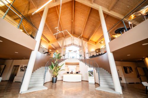 vistas al vestíbulo de un edificio con escaleras en Hotel Capolago, en Varese