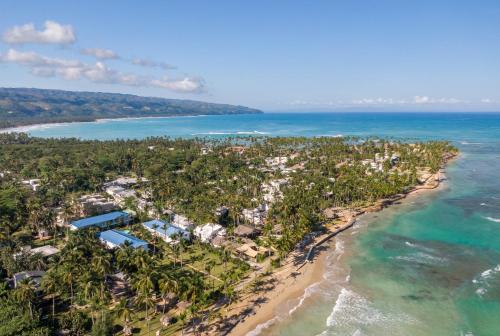 een luchtzicht op het strand en de oceaan bij Hotel Atlantis in Las Terrenas