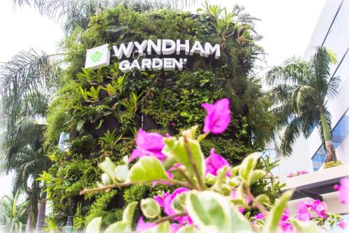 Un jardín fuera de Wyndham Garden Guayaquil