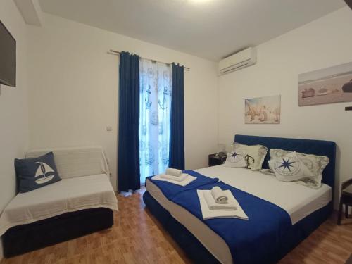 a bedroom with two beds and a window at Villa Orada in Brela