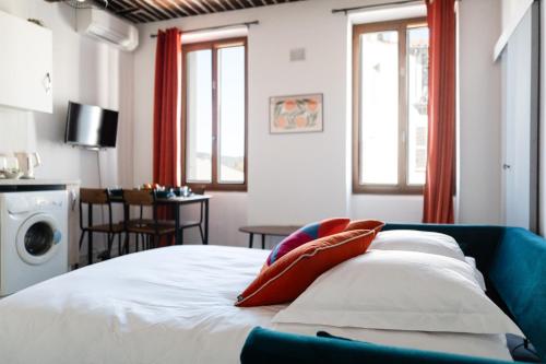 - une chambre avec un lit et des oreillers dans l'établissement Orange Sunset, à Draguignan