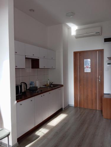 A kitchen or kitchenette at Apart