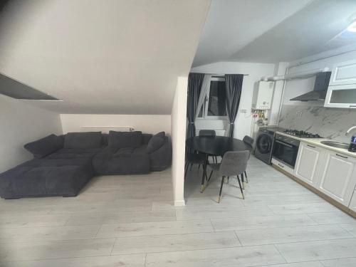 Virtuvė arba virtuvėlė apgyvendinimo įstaigoje APARTAMENT 2 CAMERE TIRGU JIU