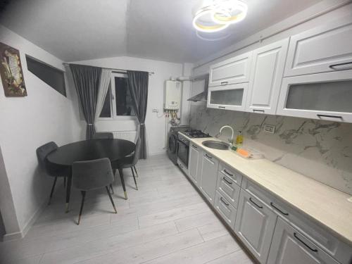 Virtuvė arba virtuvėlė apgyvendinimo įstaigoje APARTAMENT 2 CAMERE TIRGU JIU