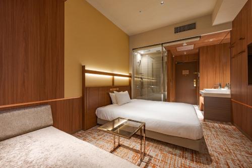 Una cama o camas en una habitación de Candeo Hotels Osaka Hirakata