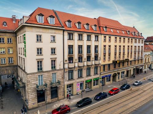 un grande edificio con tetto rosso su una strada di Hotel Polonia Centrum a Breslavia