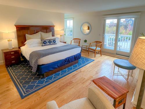 una camera con letto e un soggiorno di Harborside Inn a Newport