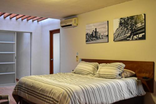 Valentin House, very spacious and cozy. tesisinde bir odada yatak veya yataklar