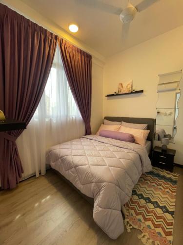 1 dormitorio con cama y ventana en Indah@Antara Putrajaya, en Putrajaya