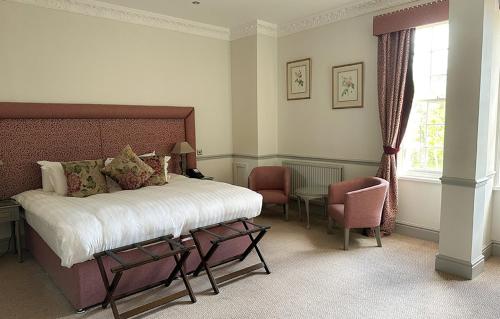 Una cama o camas en una habitación de Nunsmere Hall Hotel