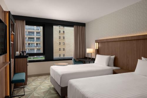 Cama ou camas em um quarto em Courtyard by Marriott Paris Porte de Versailles