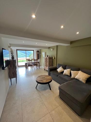 A seating area at Appartement in the mountains