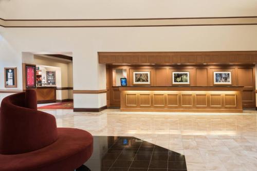 een lobby met een stoel en een wachtkamer bij Chicago Marriott Northwest in Hoffman Estates