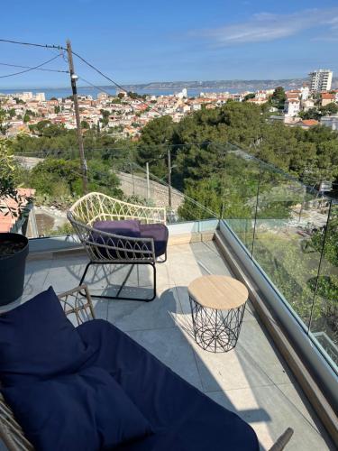 balcone con divano e sedie sul tetto di Les Balcons du Roucas Blanc a Marsiglia