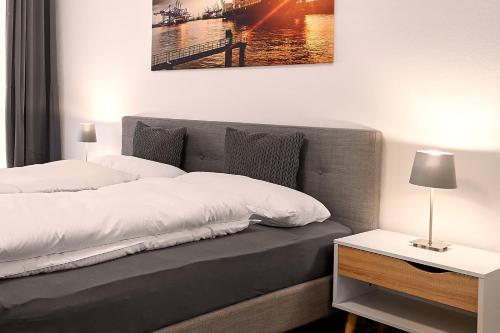 A bed or beds in a room at Harbour Prime Apartment Ettlingen Rheinstraße 40