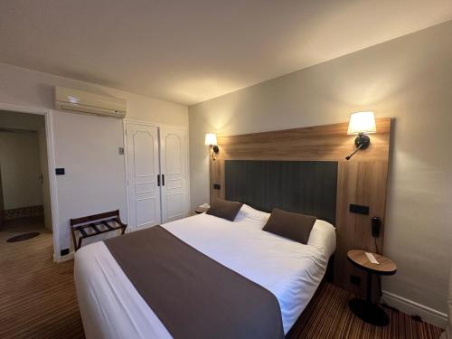 A bed or beds in a room at The Originals City, Hôtel Napoléon, La Roche-sur-Yon