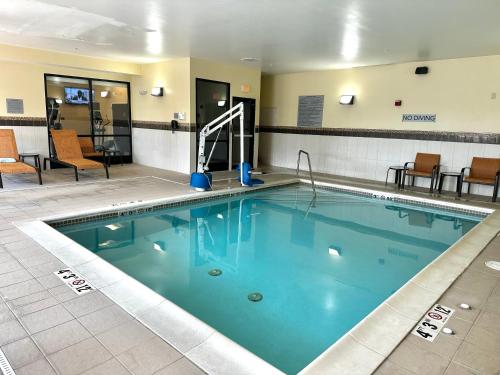 Πισίνα στο ή κοντά στο Courtyard by Marriott Indianapolis Noblesville