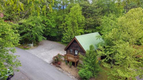 una vista sul soffitto di una piccola cabina nel bosco di Cozy Cabin! Hot Tub, King Bed, Fireplace, & Pool a Gatlinburg