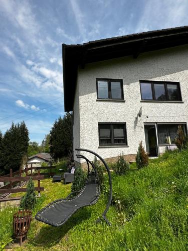 eine Rutsche in einem Garten vor einem Haus in der Unterkunft Haus am See in Biersdorf