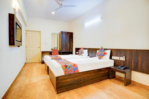 FabHotel GRK Comforts - Jayanagar في بانغالور: غرفة نوم بسرير في غرفة