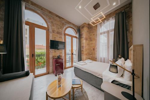 une chambre d'hôtel avec un lit et une table dans l'établissement Chios City Inn, à Chios