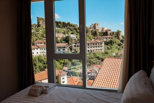 Ліжко або ліжка в номері Kruja Townscape Rooms