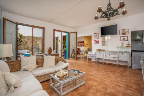 a living room with a couch and a table at Alvor Ar de Mar in Alvor