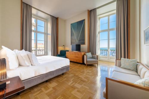 Кровать или кровати в номере Pousada de Lisboa - Small Luxury Hotels Of The World