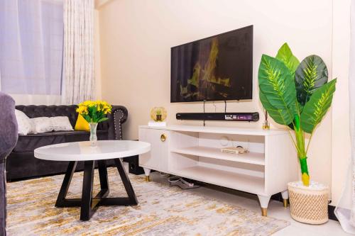 TV in/ali zabaviščno središče v nastanitvi Urban Suites, 2 bedrooms, Nanyuki