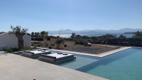 Cette villa dispose d'une piscine et offre une vue sur l'océan. dans l'établissement Big Blue Villas, à Santa Maria