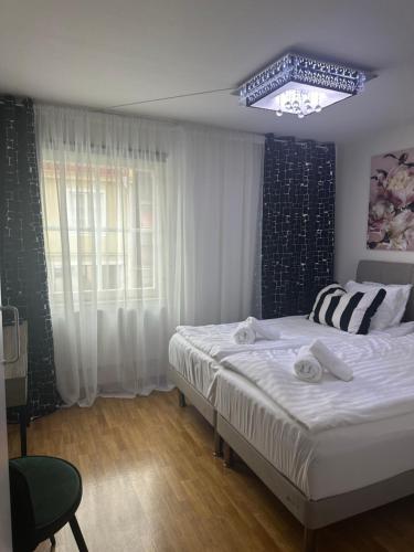 - une chambre avec un grand lit et une fenêtre dans l'établissement Hotell City Karlshamn, à Karlshamn