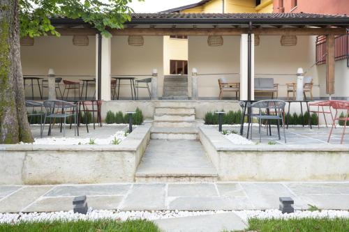 un patio con mesas, sillas y una mesa. en Villa Il Platano, en Como