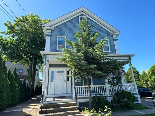 una casa blu con un albero di fronte di Beautiful Victorian house, Room a Boston