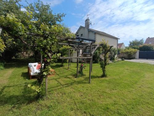 - un jardin avec une cabane dans les arbres dans la cour dans l'établissement Gite "Chez Eléonore et Axel", à Gouvieux