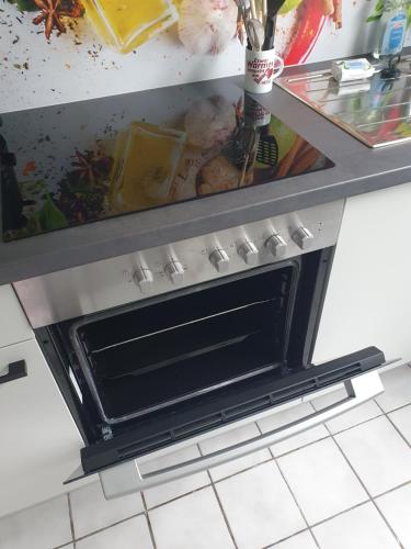 um balcão com um forno na cozinha em Appartement in Gelsenkirchen em Gelsenkirchen