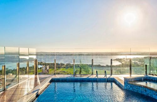 A piscina localizada em Intercity Porto Alegre Praia de Belas ou nos arredores