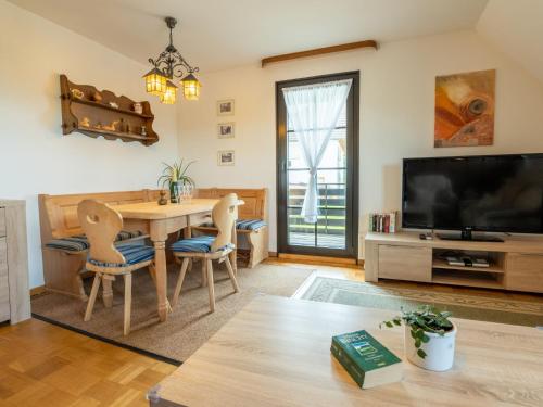 een woonkamer met een tafel en een televisie bij Apartment Wichtelmännchen by Interhome in Dittishausen