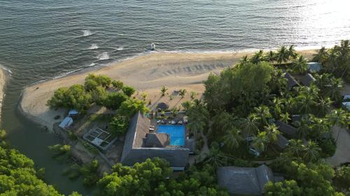 贝岛Le Moya Beach的海滩旁房屋的空中景致