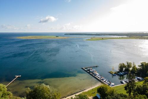 een luchtbeeld van een grote hoeveelheid water bij Strandhaus 2 OG in Röbel