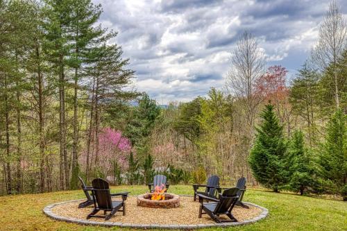 セバービルにあるFantastic Pet Friendly Cabin, Hot Tub, Fire Pitの庭の火台周りの椅子