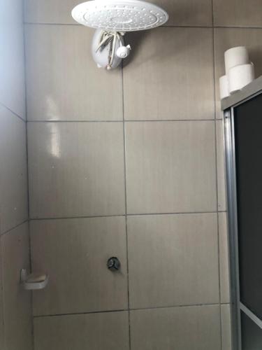 Quarto privativo 01 tesisinde bir banyo