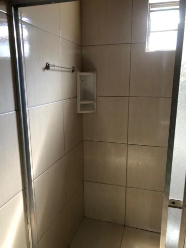 Quarto privativo 01 tesisinde bir banyo