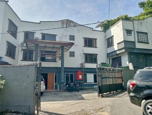 um edifício com um portão em frente em RedDoorz at Hotel Ermashta Jayapura em Jayapura