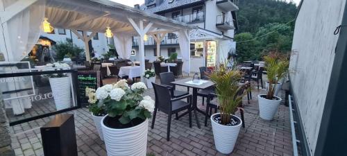 Un restaurante u otro lugar para comer en Hotel Kolorowa