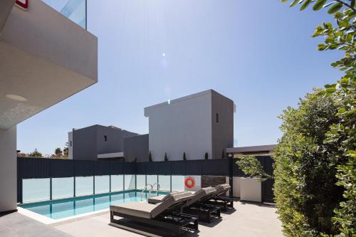 - une vue sur l'extérieur d'un bâtiment avec piscine dans l'établissement VillAgioi Luxury Living, à La Canée