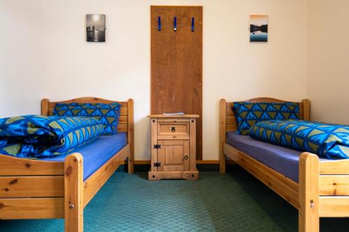 Kama o mga kama sa kuwarto sa Aviemore Youth Hostel