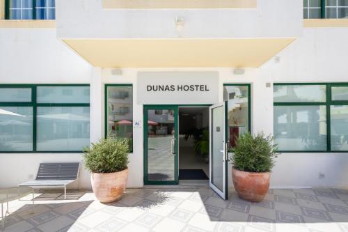 Η πρόσοψη ή η είσοδος του Dunas Hostel & Guesthouse