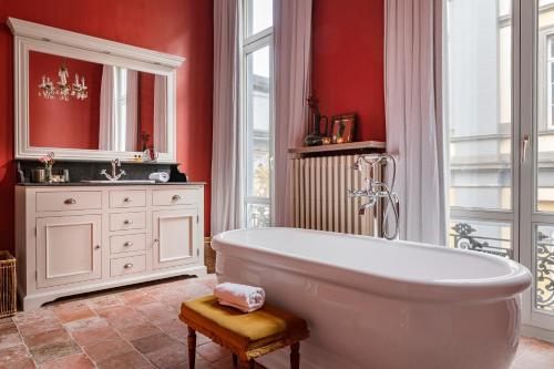 Фотография из галереи The Bank 1869 - Unique guestrooms in the historic center of Bruges в Брюгге