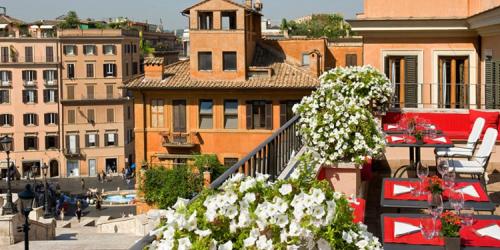 uma vista para a cidade a partir de uma varanda com flores em Il Palazzetto em Roma